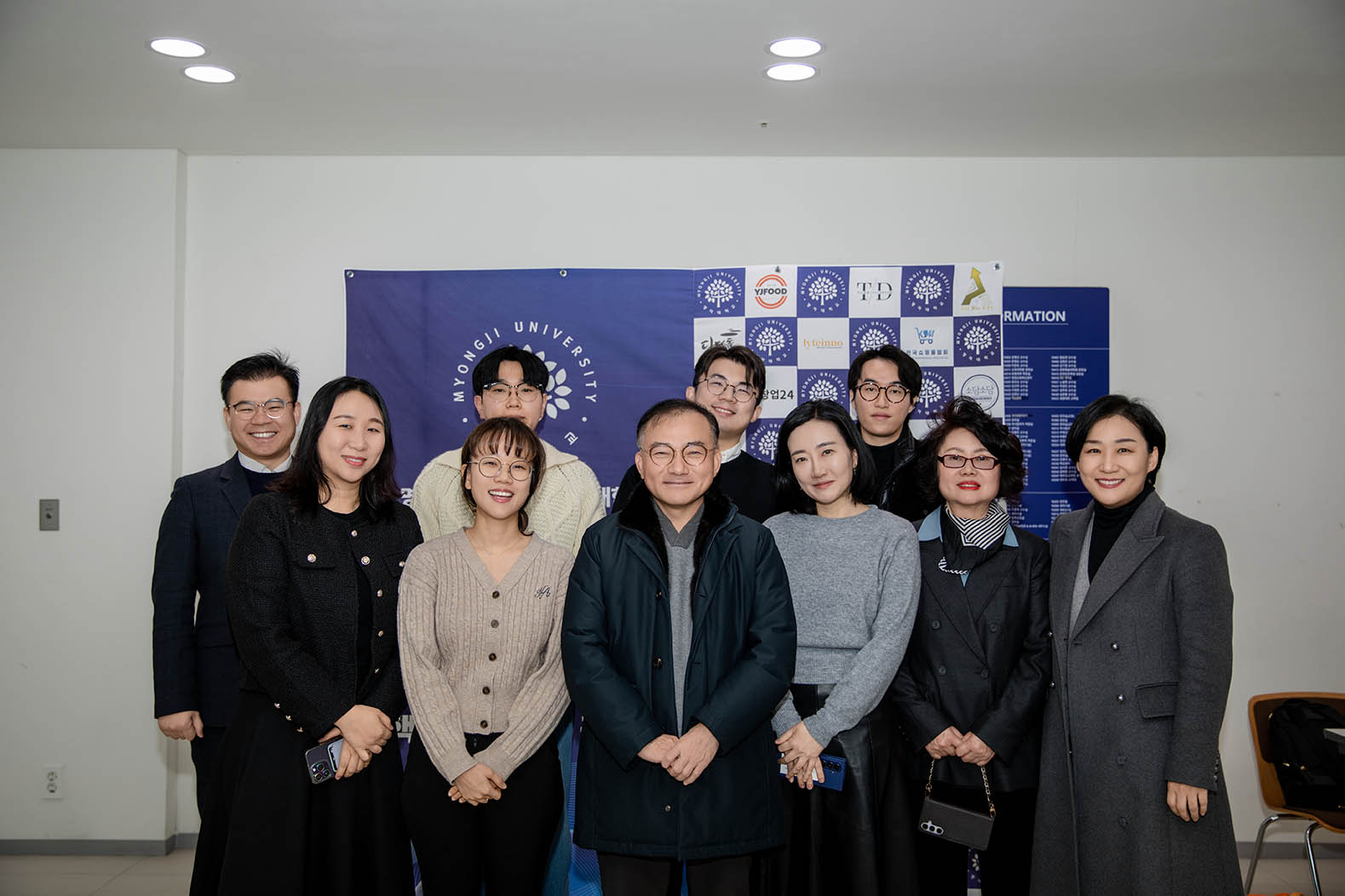 AI 이커머스 학과 교수진과 1기 학생들 단체 사진
